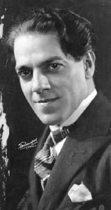 Fichier:Heitor Vila-Lobos (c. 1922).jpg